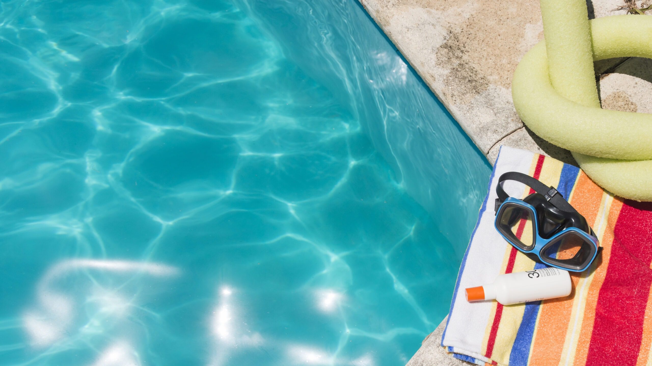 Analisi acqua piscina: immagine di una piscina con attrezzatura da bagno sul bordo