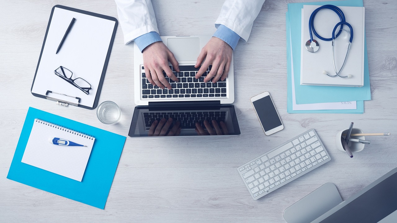 La malattia della legionella: immagine di un medico che lavora al computer