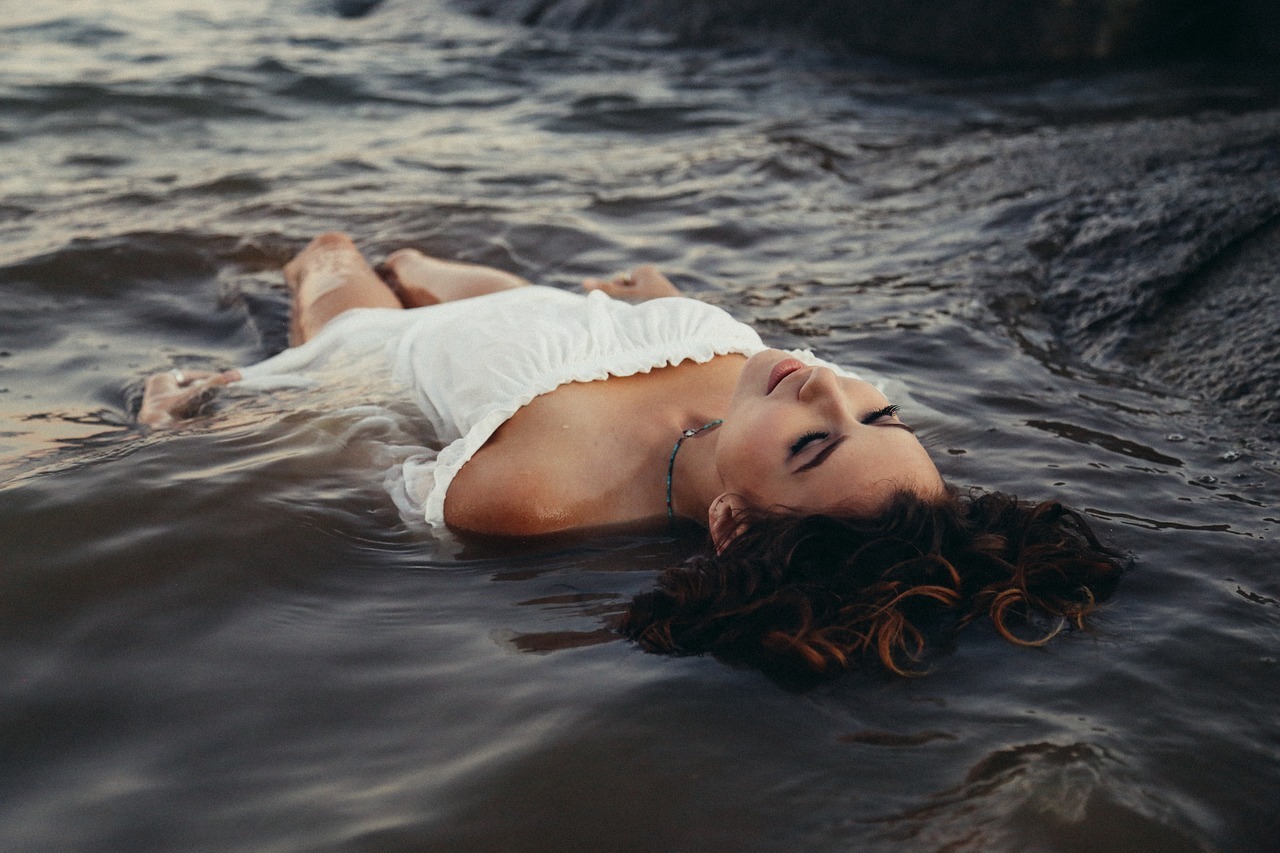 Sintomi della legionella: immagine di una ragazza che galleggia nell'acqua