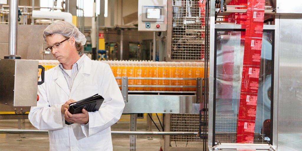 Immagine di un tecnico che verifica gli impianti per prevenire i rischi da legionella nel condizionatore